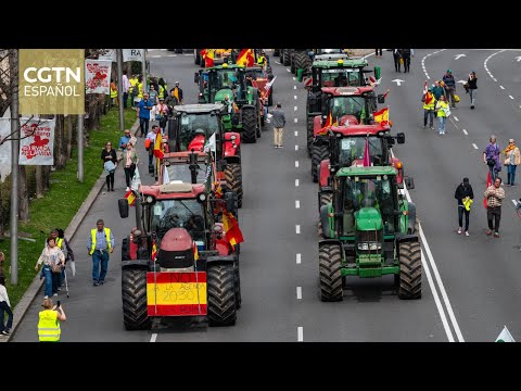 Miles de agricultores montados en sus tractores colapsan el centro de Madrid