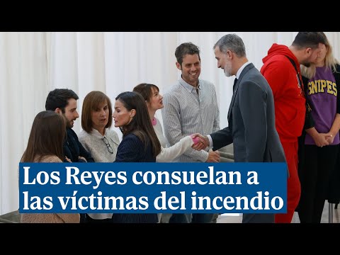 Los Reyes visitan a las víctimas del incendio de Valencia
