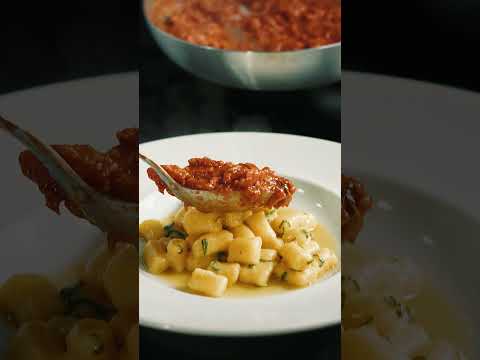 Gnocchi de mandioquinha com ragu de Linguiça de pernil com vinho e ervas da Cancian Artesanal 🐷🍷✨