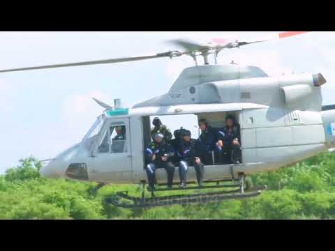 Paracaidistas de las Fuerzas Armadas de Honduras saltando de Bell 412 en San Pedro Sulael