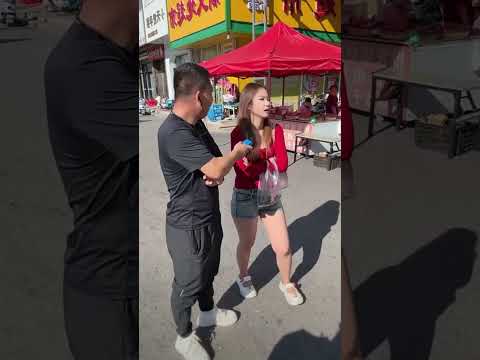 元帅户外撩妹 #户外逗美女 #整蛊情侣 #街头搭讪 #搞笑互动 #prank couple #Street chatting up beauties #Funny interaction