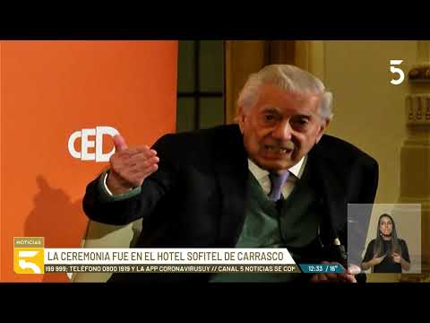 El escritor Mario Vargas Llosa recibió anoche el título de Doctor Honoris Causa de la Udelar