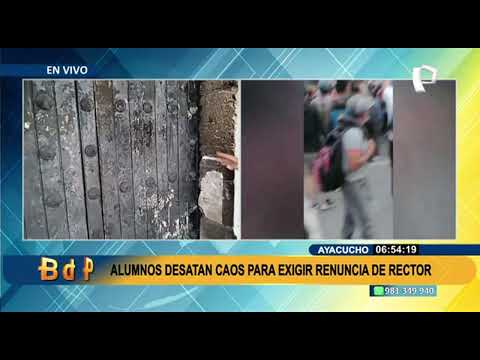 Ayacucho: policías resguardan puerta del rectorado tras ser incendiada por universitarios