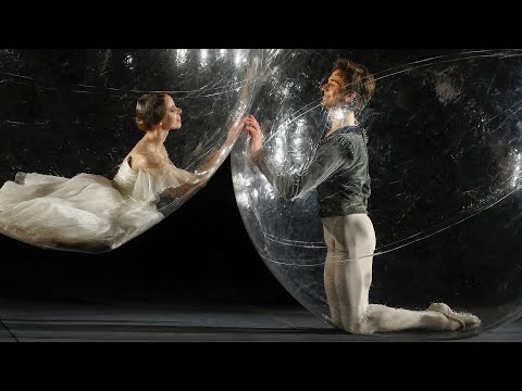 Bailarines alemanes posan en burbujas de PVC para representar la distancia social