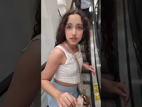 CROCS NA ESCADA #shorts #fy #fypシ゚viral #shortsvideo #shortsviral #funny #fun #crocs