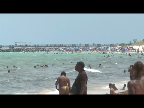 Les Américains bronzent sans masque à Miami Beach pour Memorial Day | AFP Images