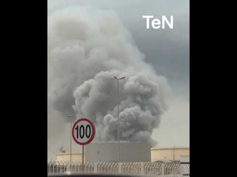 تصاعد الدخان من مصفاة بابكو النفطية في البحرين بعد هجوم إيراني بمسيرة