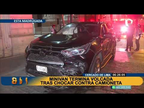 Miniván termina volcada tras chocar contra camioneta en el Cercado de Lima
