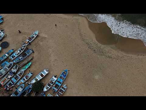 People battle huge waves to save boat in Acapulco during Hurricane Polo