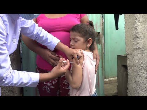 Familias se vacunan contra la Covid-19 en el barrio 18 de Mayo