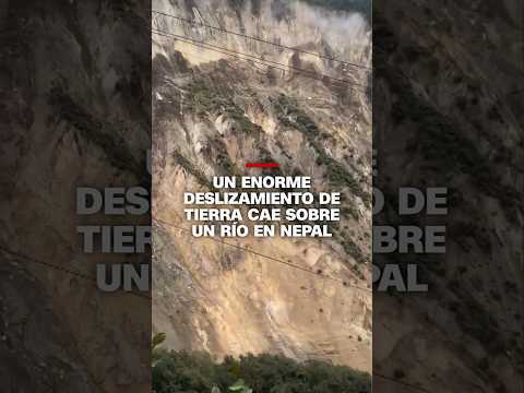 Un enorme deslizamiento de tierra cae sobre un río en Nepal
