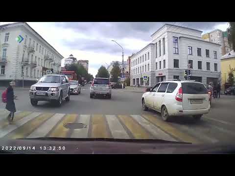 Уникальное видео с ребенком на дороге.