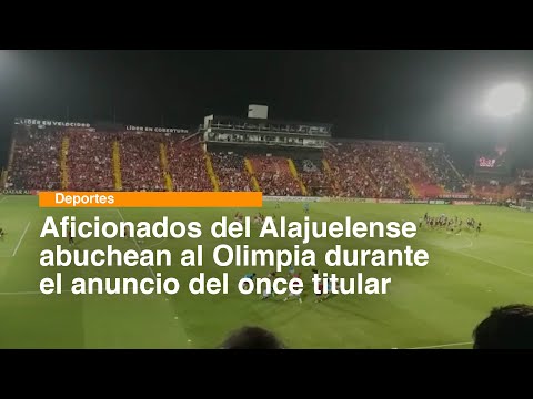 Aficionados del Alajuelense abuchean al Olimpia durante el anuncio del once titular