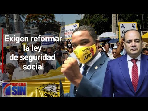 Cientos de personas marchan hasta la sede de la Seguridad Social