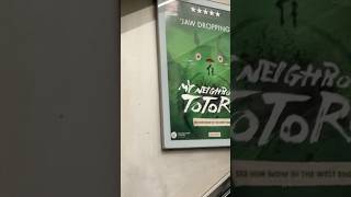 ロンドンの地下鉄エレベーターのポスターに…