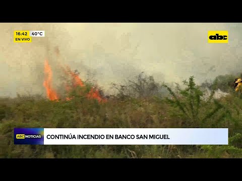 Continúa el incendio en zona del Banco San Miguel