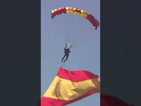 El impresionante salto en paracaídas de un miembro de la Papea con una bandera de España de 70 m²