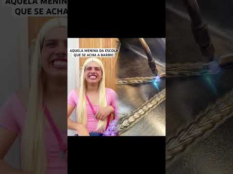 A MENINA DA ESCOLA QUE SE ACHA A BARBIE