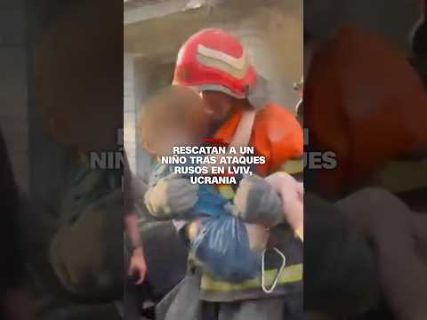 Rescatan a un niño tras ataques rusos en Lviv, Ucrania