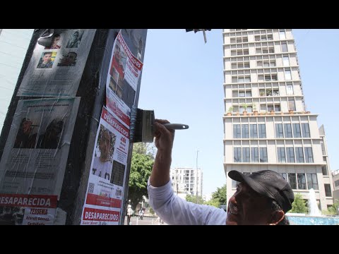 Familiares de desaparecidos en Jalisco, pegan cédulas de búsqueda.