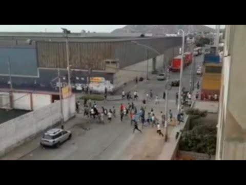 Barristas de Universitario y Sporting Cristal se enfrentan con bombas molotov en el Cercado de Lima