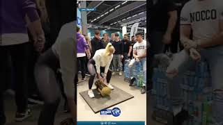 فتاة تتفوق على رجال مفتولي العضلات