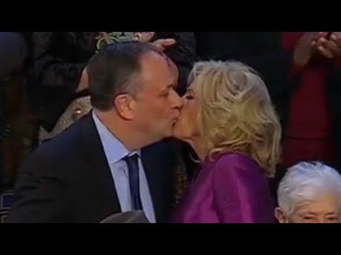 Beso entre Jill Biden y Doug Emhoff se volvió viral