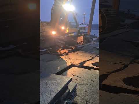 لحضة تحميل الحفار داخل العبارة