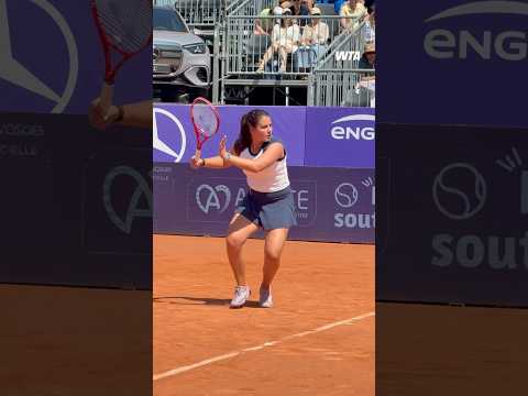 Emma Navarro bringing the heat in Strasbourg. She takes the opener against Mboko! #IS26