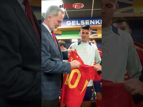 El rey #FelipeVI felicitó en el vestuario a los jugadores de la #SelecciónEspañola #shorts