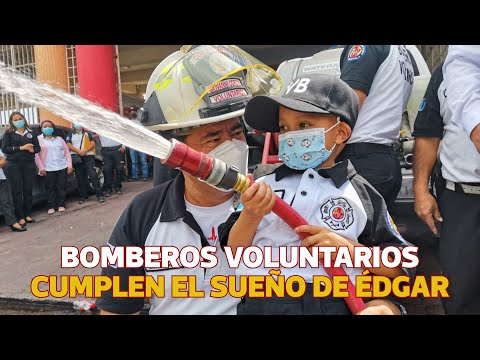 Édgar García, quien padece leucemia, se convirtió hoy en bombero voluntario