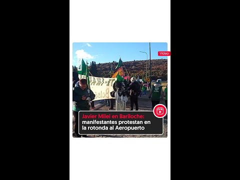 Javier Milei en Bariloche  manifestantes protestan en la rotonda al Aeropuerto