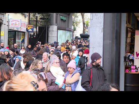 Ciudadanos esperan hasta cuatro horas para conseguir su décimo en 'Doña Manolita'