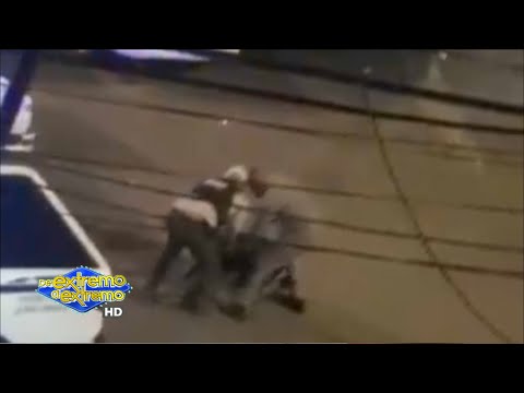 Policías son captados en vídeo dando una fuerte GOLPIZA a hombre en la calle | De Extremo a Extremo