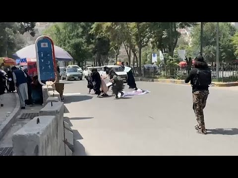 Talibanes dispersan con disparos al aire una manifestación de mujeres en Afganistán