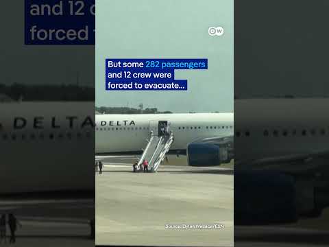 Nearly 300 people forced to evacuate plane in Florida after fire | DW News