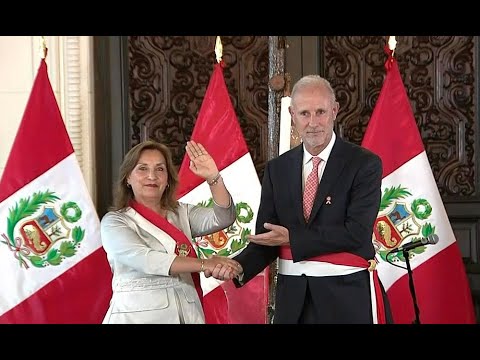 Dina Boluarte toma juramento a nuevo canciller Javier González Olaechea