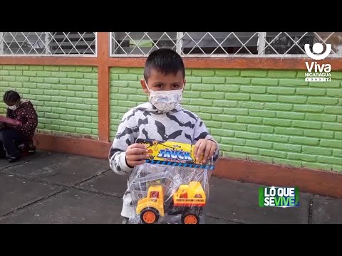 Jinotega: niñas y niños reciben juguetes navideños