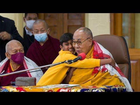Δαλάι Λάμα: Απολογήθηκε για το φιλί στο στόμα σε παιδί