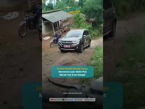 JALAN RUSAK: Warga Hanya Menonton saat Mobil Plat Merah Tak Kuat Nanjak