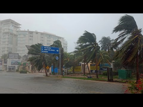 Toca tierra Beryl en Tulum durante la madrugada