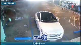 امرأة تقتحم متجر بسيارتها