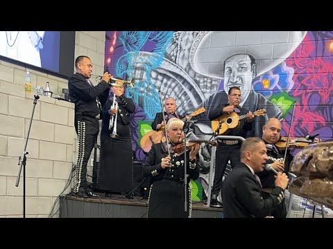 SE ARMO LA MUDICA CON EL MARIACHI EN GONZALEZ MARQUET COSTA MESA CALIFORNIA