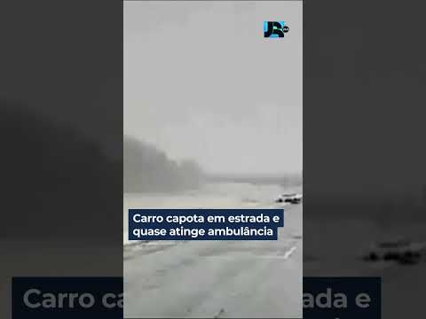 EUA: carro capota em estrada e quase atinge ambulância que carregava paciente #shorts