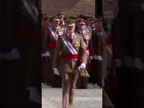 Felipe VI renueva su jura de la bandera arropado por Letizia y la princesa Leonor