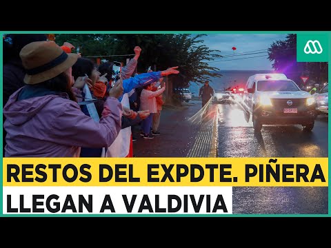 Una multitud recibe los restos del expresidente Piñera en su llegada a Valdivia