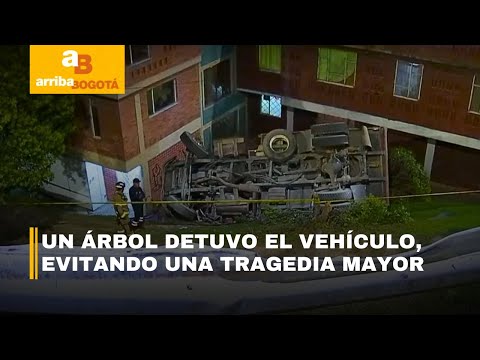 Una volqueta cayó al precipicio tras chocar contra otro vehículo en Ciudad Bolívar | CityTv
