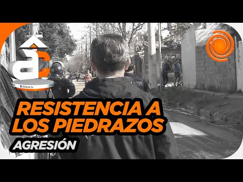 Violencia en Córdoba: atacaron a piedrazos a un equipo de El Doce en pleno allanamiento policial