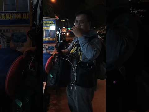 Demi uang kulia Rela Ngamen Di Pinggir Jalan #shorts #videoviral