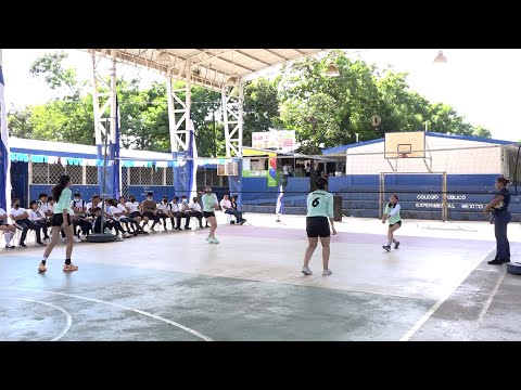 Estudiantes del colegio Experimental México realizan demostración de voleibol